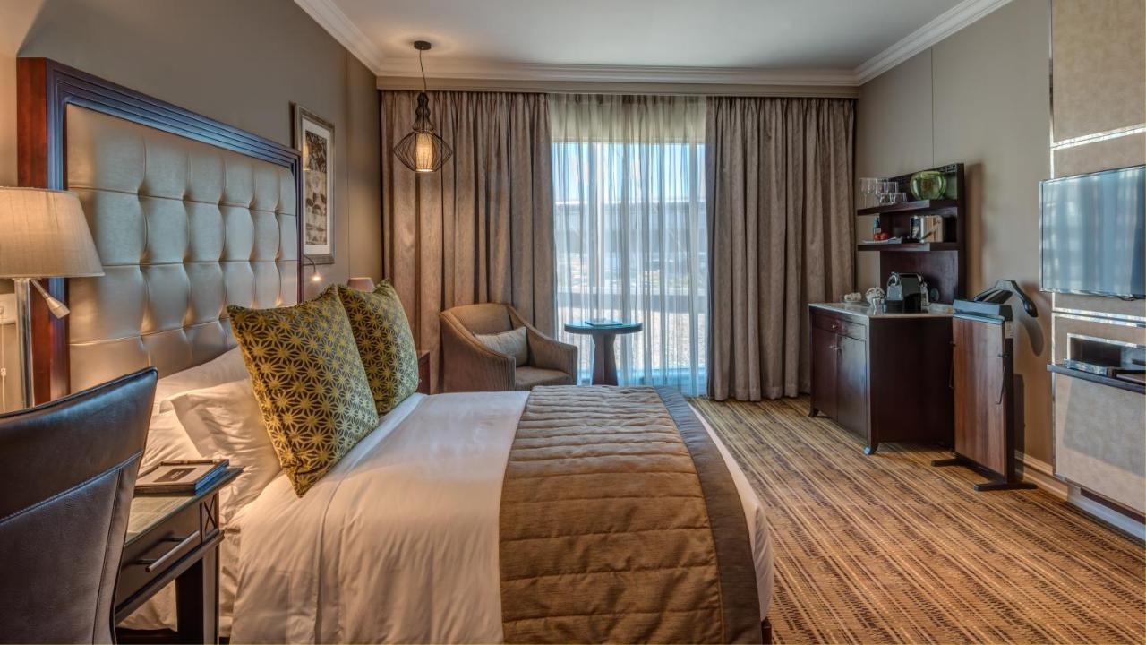 Intercontinental Johannesburg Or Tambo Airport Hotel By Ihg Kempton Park Exterior foto A room at the Hilton Cape Town Waterfront