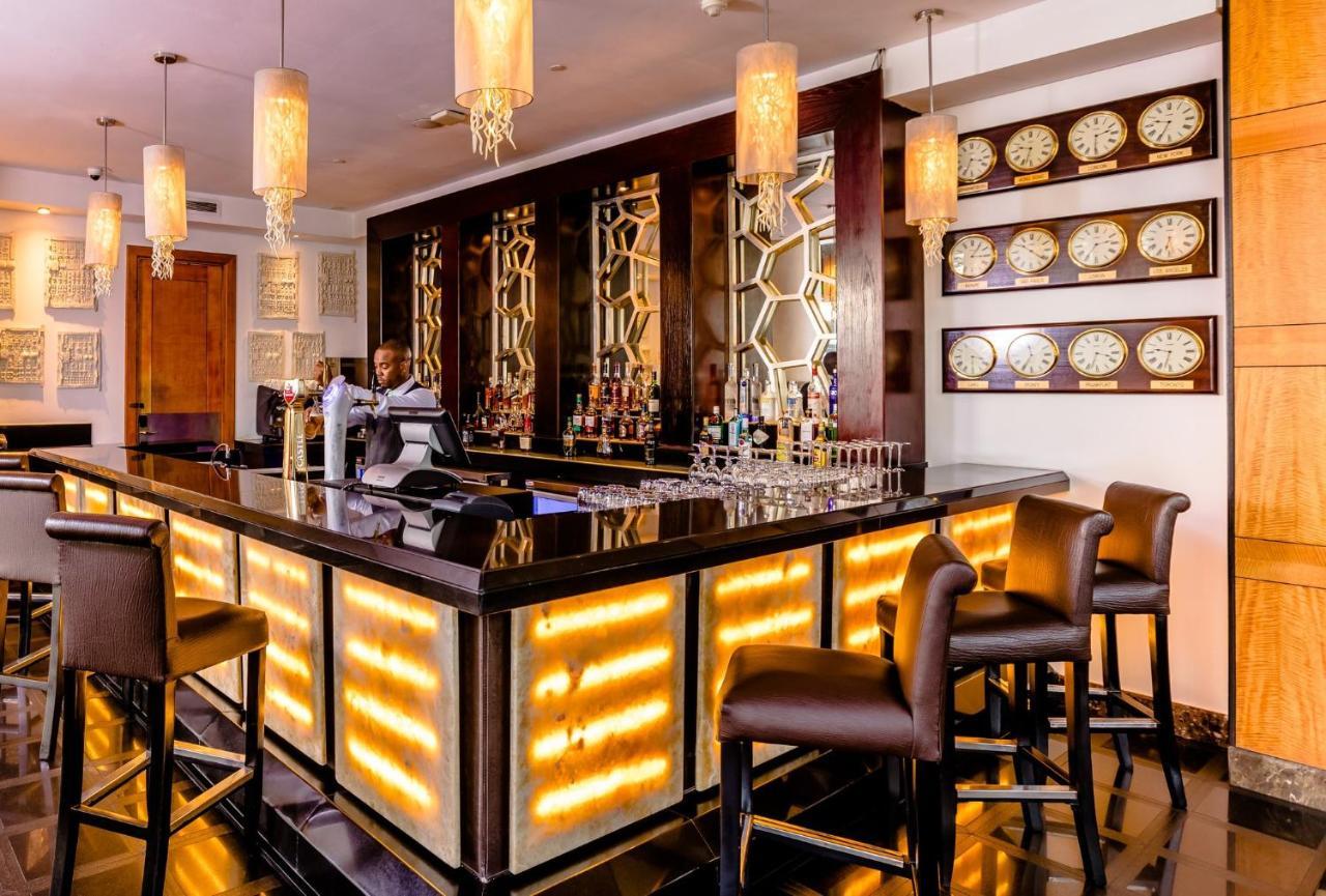 Intercontinental Johannesburg Or Tambo Airport Hotel By Ihg Kempton Park Exterior foto The bar at the hotel
