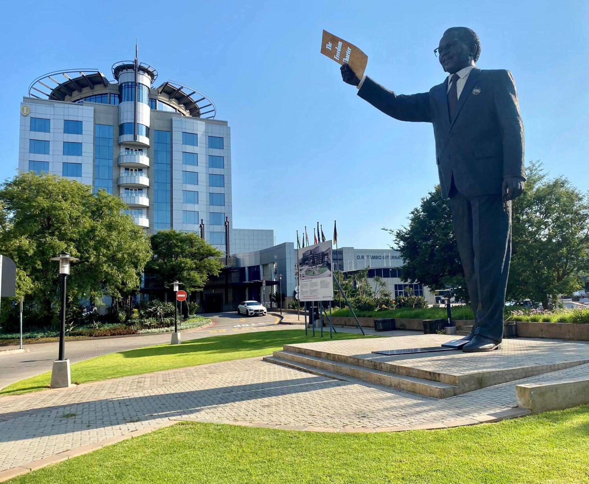 Intercontinental Johannesburg Or Tambo Airport Hotel By Ihg Kempton Park Exterior foto Statue of Maurice Thorez in Mantes