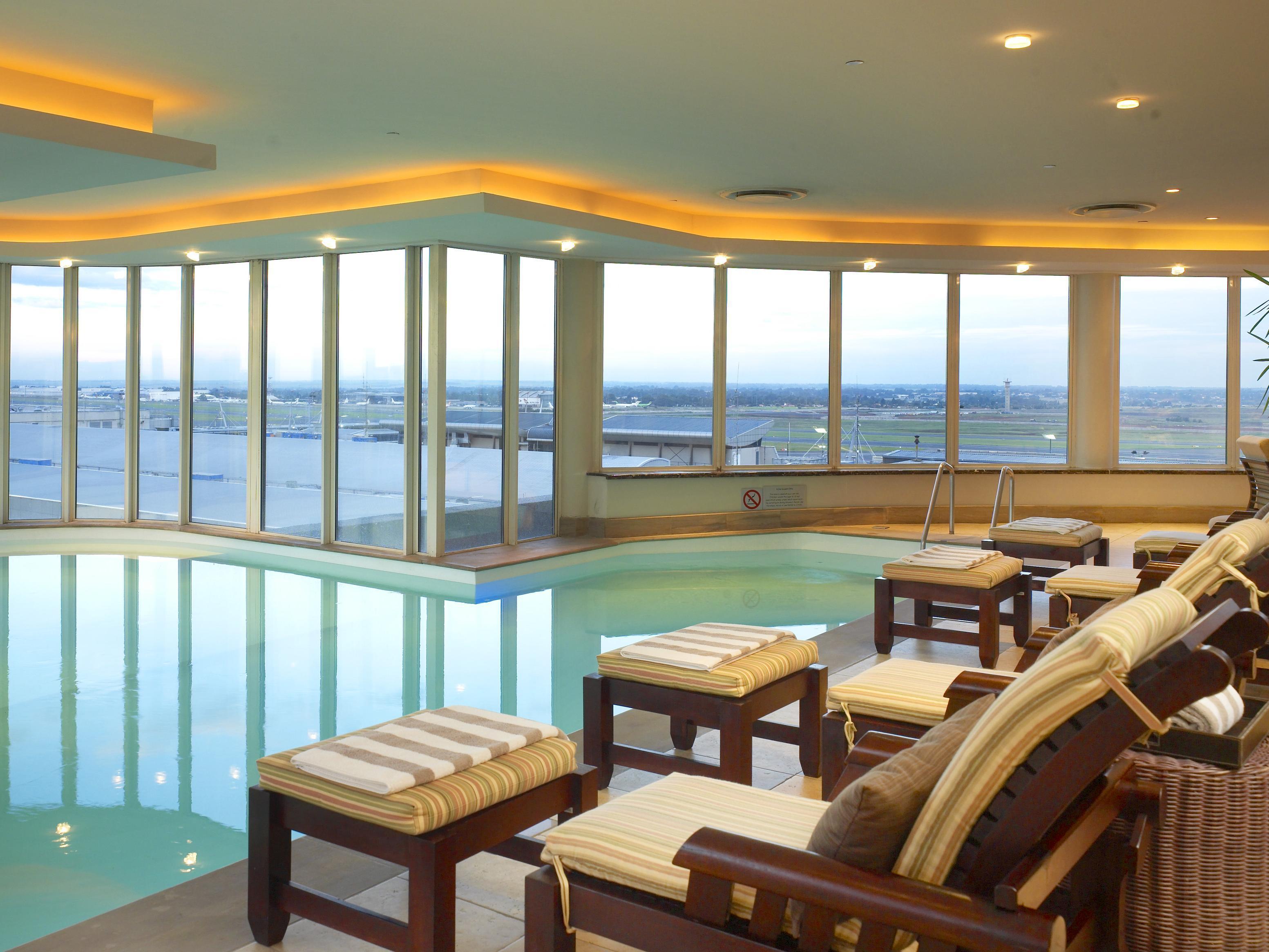 Intercontinental Johannesburg Or Tambo Airport Hotel By Ihg Kempton Park Exterior foto The pool at the hotel