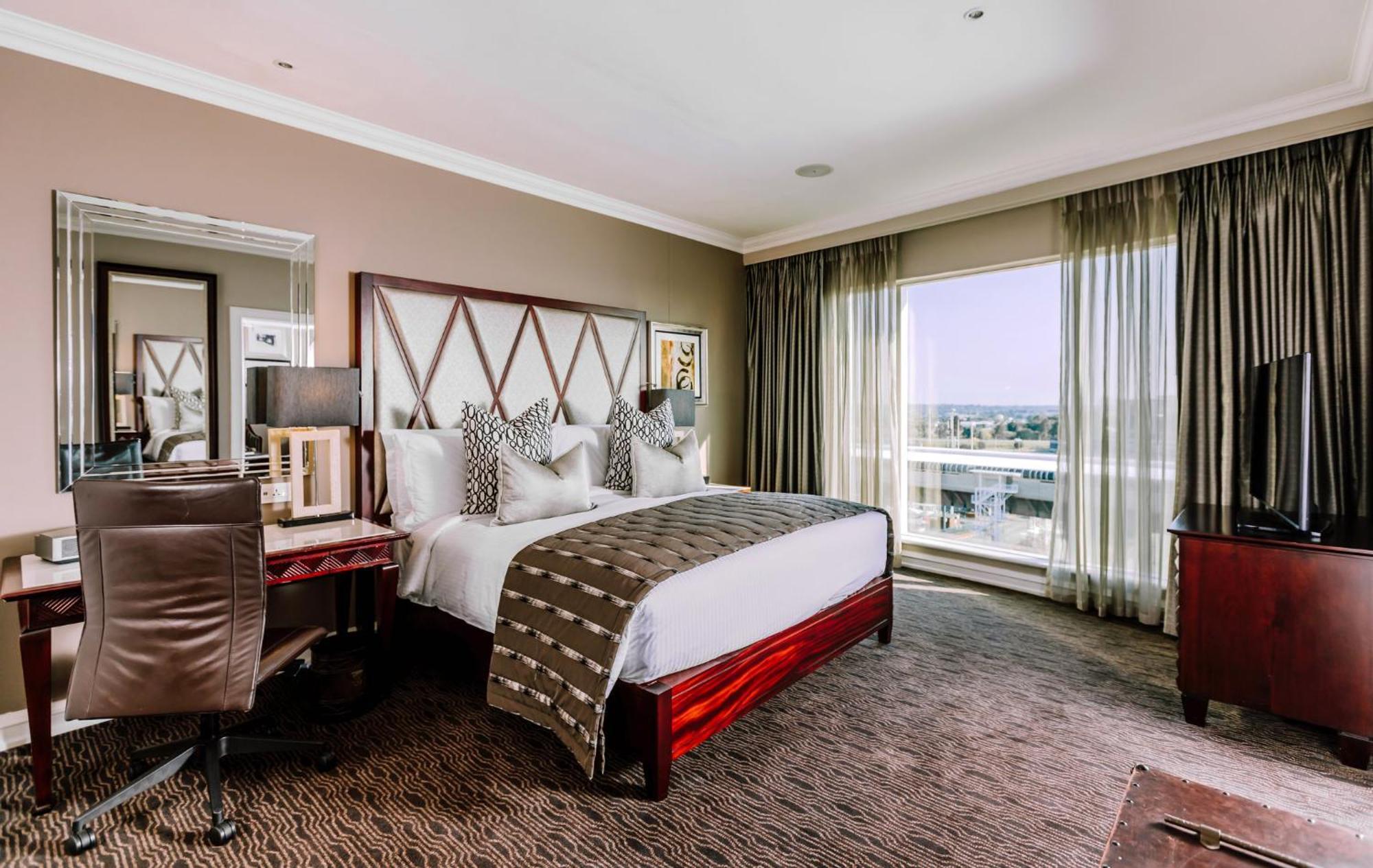 Intercontinental Johannesburg Or Tambo Airport Hotel By Ihg Kempton Park Exterior foto A bedroom at the Four Seasons Hotel
